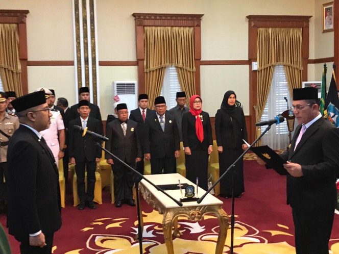 
					Suasana Gubernur Kepri, Ansar Ahmad saat melantik dan mengambil sumpah jabatan Luki Zaiman Prawira sebagai Penjabat (Pj) Sekretaris Daerah (Sekda) Provinsi Kepri, yang digelar di Gedung Daerah, Tanjungpinang, Rabu (05/11/2025). (Nuzli Rhamadhani)