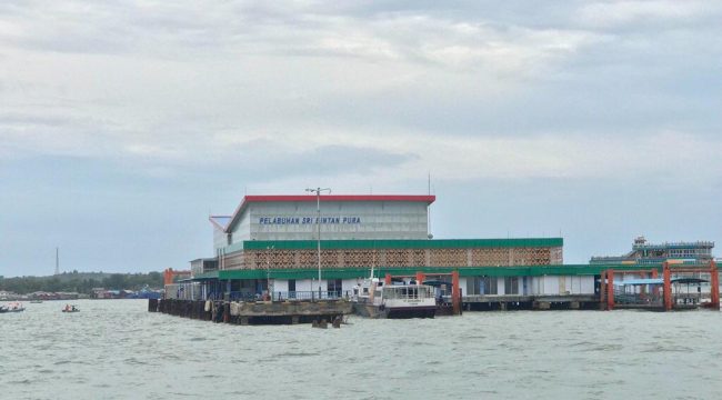 Suasana Pelabuhan Sri Bintan Pura, Tanjungpinang. (Nuzli Rhamadhani)