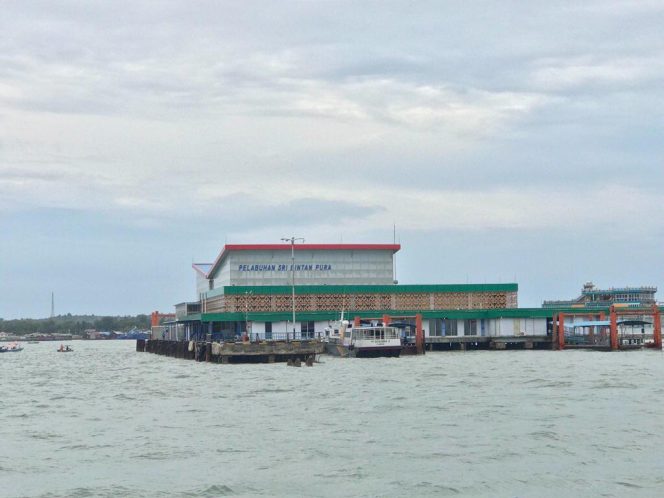 
					Suasana Pelabuhan Sri Bintan Pura, Tanjungpinang. (Nuzli Rhamadhani)