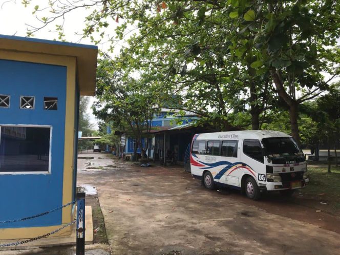 
					Suasana lokasi Travel KepriTrans di Terminal Sungai Carang, Batu 10, Tanjungpinang, Minggu (16/11/2025). (Nuzli Rhamadhani).