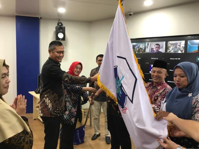 
					Ketua DPD IPB Kepri, Rika Azmi didampingi Sekretaris DPD HA IPB Kepri, Zulhidayat  menyerahkan sertijab bendera Alumni Institute Pertanian Bogor kepada Cabang IPB Tanjungpinang-Bintan,  Anambas dan Natuna, di Gedung Gurindam B Lantai 2, Kampus Universitas Maritim Raja Ali Haji (UMRAH) Dompak, Tanjungpinang, Minggu (16/11/2025). (Nuzli Rhamadhami)