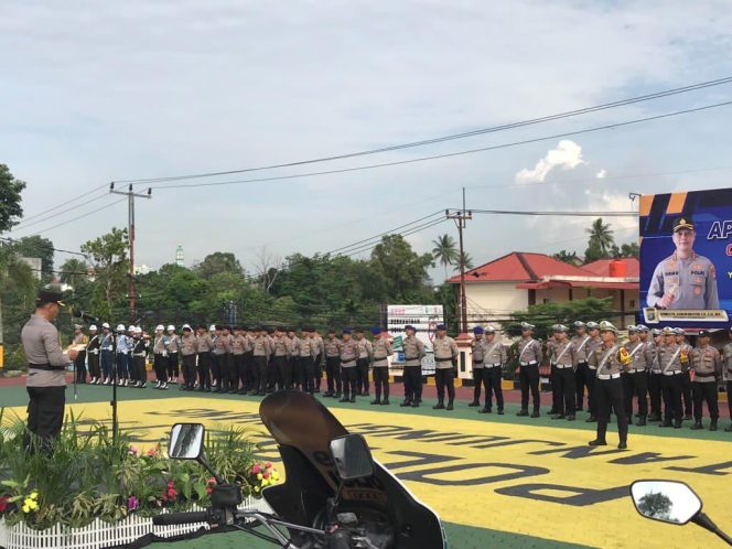 
					Suasana Kapolresta Tanjungpinang, Kombes Pol Hamam Wahyudi pimpinan Apel gelar pasukan Operasi Zebra Seligi 2025, di Halaman Markas Komando setempat, Senin (17/11/2025). (Nuzli Rhamadhani)