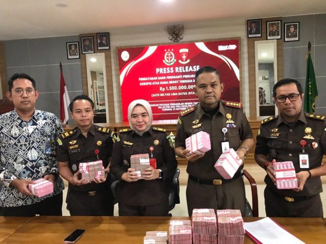 
					Kajari Tanjungpinang, Rachmad Surya Lubis saat eksekusi pembayaran uang pengganti sebesar Rp1,5 miliar, Senin (17/11/2025). (Nuzli Rhamadhani)