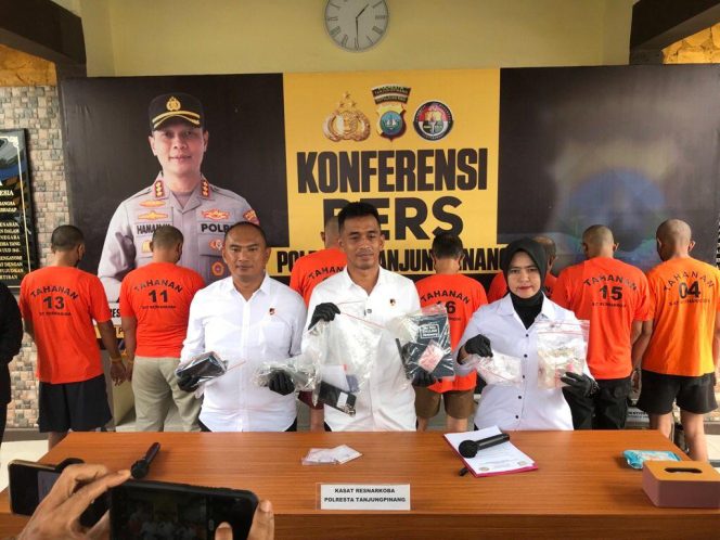 
					Kepala Satnarkoba Polresta Tanjungpinang, AKP Lajun Siado Rio Sianturi saat Konferensi pers kasus narkoba, di Halaman Markas Komando Polresta Tanjungpinang,  Senin (17/11/2025). (Nuzli Rhamadhani)