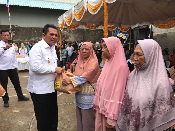 
					Gubernur Kepri, Ansar Ahmad saat menyerahkan paket sembako kepada masyarakat Tanjungpinang, di Lapangan Tanjung Unggat RW06, Rabu (19/11/2025). (Nuzli Rhamadhani)