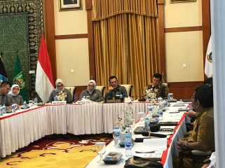 Gubernur Kepri, Ansar Ahmad saat memimpin rapat koordinasievaluasi profesionalitas pengawas ketenagakerjaan bersama Komisi IX, di Gedung Daerah setenpat, Senin (24/11/2025). (Nuzli Rhamadhani)