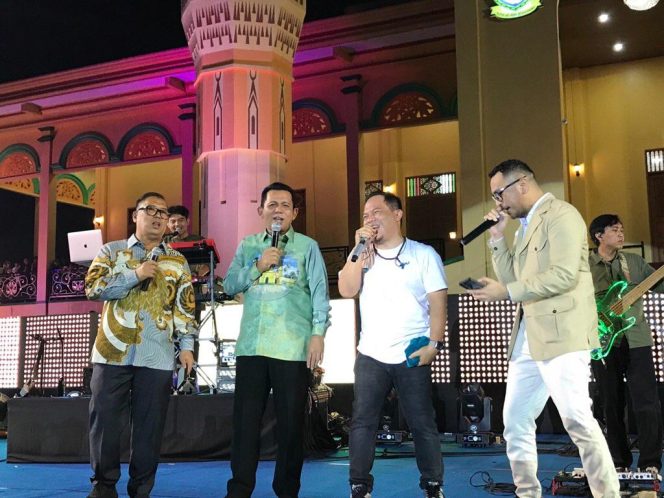 
					Suasan Wakil Menteri Kebudayaan RI, Giring Ganesha bersama Gubernur Kepri, Ansar Ahmad dan Wakil Gubernur Kepri, Nyanyang Haris Pratamura ikut bernyanyi bersama Wali Band, di Halaman Gedung Lembaga Adat Melayu, Kota Tanjungpinang, Selasa (25/11/2025). (Nuzli Rhamadhani)