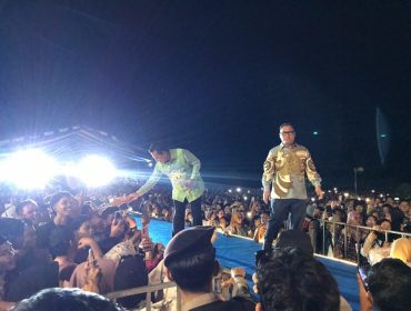 Gubernur Kepri, Ansar Ahmad didampingi Wakil Gubernur, Nyanyang Haris Pratamura saat menyapa masyarakat melihat pertunjukan Kepri International Art and Culture 2025, di Halaman Gedung LAM, Selasa (25/11/2025). (Nuzli Rhamadhani)