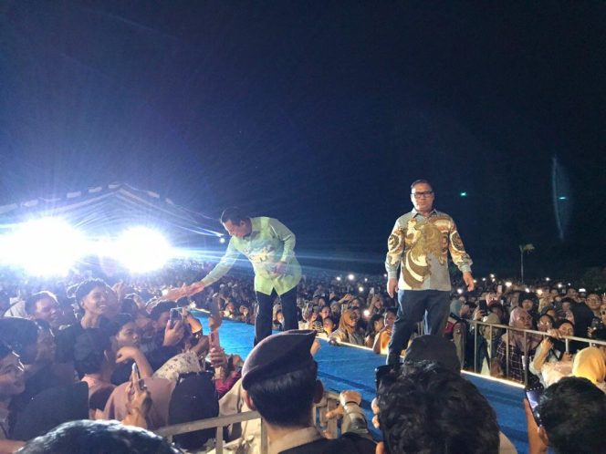 
					Gubernur Kepri, Ansar Ahmad didampingi Wakil Gubernur, Nyanyang Haris Pratamura saat menyapa masyarakat melihat pertunjukan Kepri International Art and Culture 2025, di Halaman Gedung LAM, Selasa (25/11/2025). (Nuzli Rhamadhani)