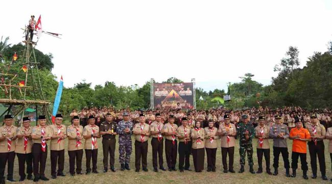 Momen foto bersama seluruh peserta kemah besar pramuka.(Foto : Humpro Pemko Tanjungpinang)