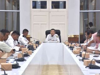 Sekda Zulhidayat saat memimpin rapat.(foto : Humpro Pemko Tanjungpinang)