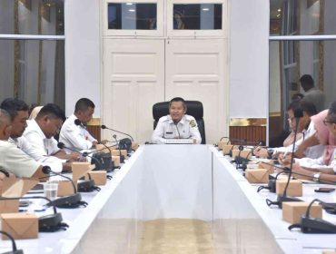 Sekda Zulhidayat saat memimpin rapat.(foto : Humpro Pemko Tanjungpinang)