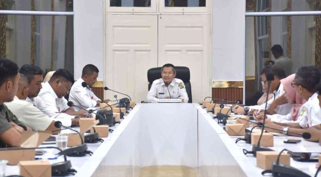 Sekda Zulhidayat saat memimpin rapat.(foto : Humpro Pemko Tanjungpinang)