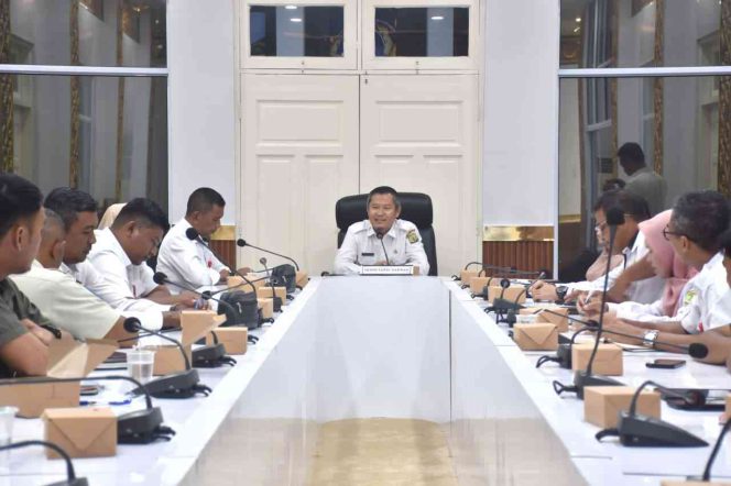 
					Sekda Zulhidayat saat memimpin rapat.(foto : Humpro Pemko Tanjungpinang)