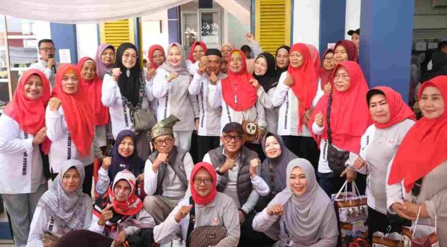 Foto bersama Walikota Tanjungpinang bersama jajaran Dekranasda Tanjungpinang.(foto : Humas Pemko Tanjungpinang)