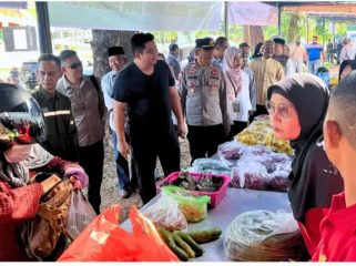 Bupati Roby saat meninjau pasar.(foto : Humas Pemkab Bintan)