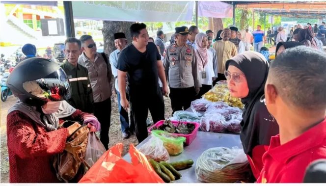 
					Bupati Roby saat meninjau pasar.(foto : Humas Pemkab Bintan)