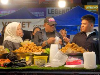 Lis Darmansyah bersama istri dan putranya saat meninjau salah satu UMKM pada FKM 2025.(foto : Humas Pemko Tanjungpinang)