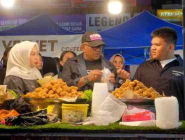 Lis Darmansyah bersama istri dan putranya saat meninjau salah satu UMKM pada FKM 2025.(foto : Humas Pemko Tanjungpinang)