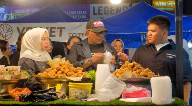 Lis Darmansyah bersama istri dan putranya saat meninjau salah satu UMKM pada FKM 2025.(foto : Humas Pemko Tanjungpinang)