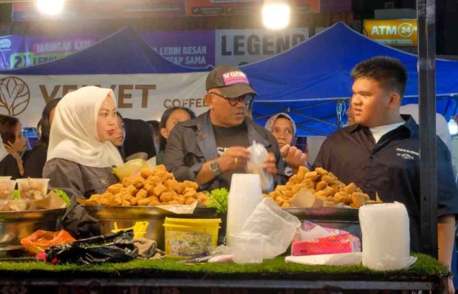 
					Lis Darmansyah bersama istri dan putranya saat meninjau salah satu UMKM pada FKM 2025.(foto : Humas Pemko Tanjungpinang)