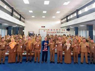 Wawako Ariza berfoto bersama para peserta Bimtek.(foto : Humpro Pemko Tanjungpinang)