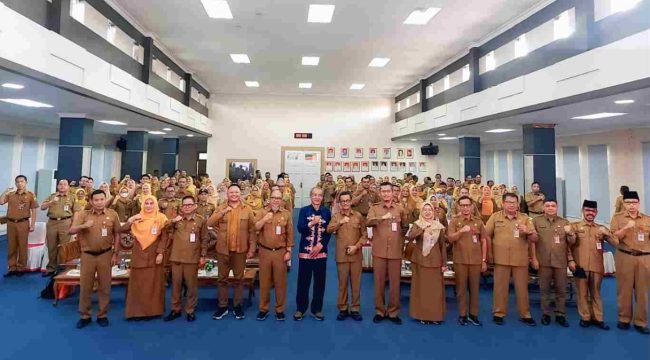 Wawako Ariza berfoto bersama para peserta Bimtek.(foto : Humpro Pemko Tanjungpinang)