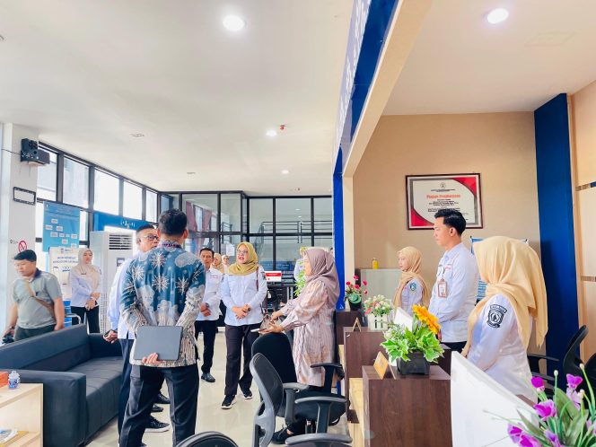 
					Tim Verifikasi MENPAN-RB saat mengunjungi DPMPTSP Kepri, Rabu (08/10/2025).