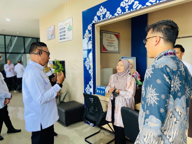 
					Kepala  DPMPTSP Kepri, Hasfarizal Handra saat berbincang dengan Tim Verifikasi dari Kemenpan RB.