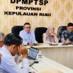 Kepala DPMPTSP Kepri, Hasfarizal Handra saat menyampaikan paparan, Rabu (08/10/2025)