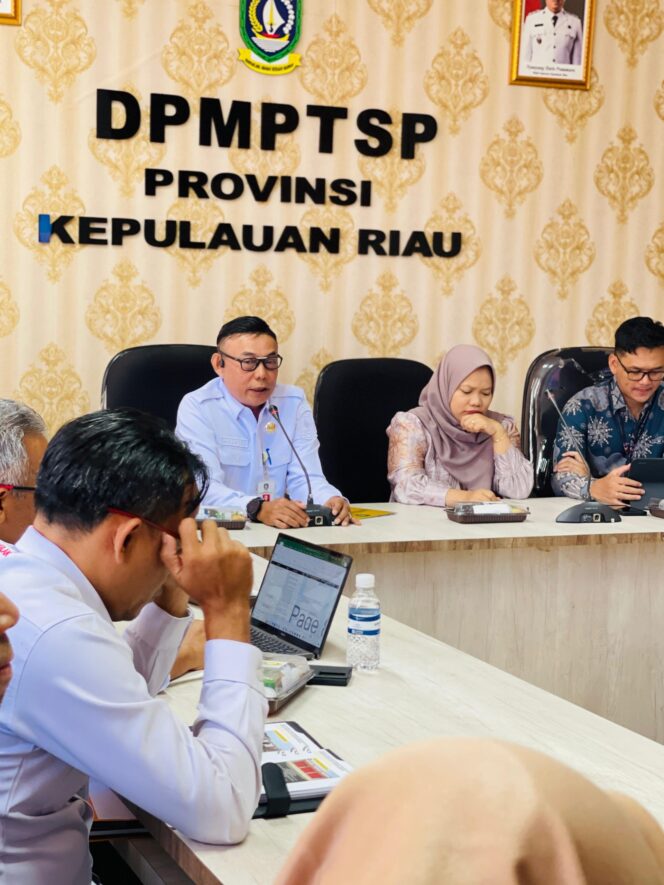 
					Kepala DPMPTSP Kepri, Hasfarizal Handra saat menyampaikan paparan, Rabu (08/10/2025)