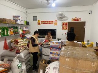 Suasana Anggota Polresta Tanjungpinang saat melakukan Sidak HET garfa beras di salah satu toko Tanjungpinang, Senin (10/11/2025). (Humas Polresta Tanjungpinang)