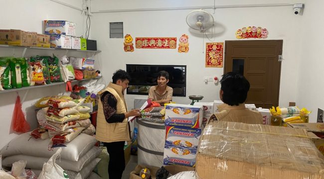 Suasana Anggota Polresta Tanjungpinang saat melakukan Sidak HET garfa beras di salah satu toko Tanjungpinang, Senin (10/11/2025). (Humas Polresta Tanjungpinang)
