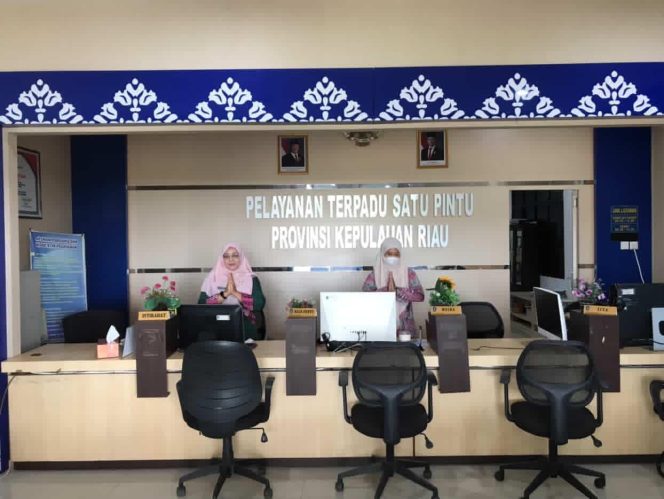 
					Suasana petugas layanan sedang bersiap melayani masyarakat di loket Pelayanan Terpadu Satu Pintu (PTSP) Provinsi Kepulauan Riau. (Nuzli Rhamadhani)