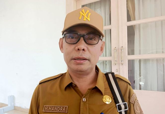 
					Kepala DPMPTSP Provinsi Kepulauan Riau, Hasfarizal Handra saat diiwawancarai awak media. (Nuzli Rhamadhani)