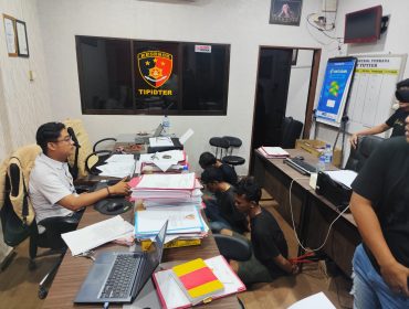 suasana ketiga pelaku pencurian memberikan keterangan di mapolresta Tanjungpinang, Rabu (27/11/2025). (Istimewa)
