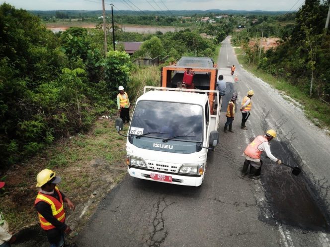 
					Perbaikan ruas jalan di Jalan Daeng Kamboja, Senggarang, Tanjungpinang oleh Dinas PUPP Provinsi Kepulauan Riau. (Dinas PUPRP Kepri)