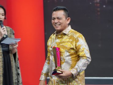 Gubernur Kepri, Ansar Ahmad saat menerima penghargaan Kepala Daerah Inovator Ekonomi Inklusif” dalam ajang tvOne Inovasi Membangun Negeri 2025 yang digelar di Jakarta, Sabtu (08/11/2025). (Diskominfo Kepri)