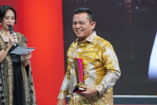 
					Gubernur Kepri, Ansar Ahmad saat menerima penghargaan Kepala Daerah Inovator Ekonomi Inklusif” dalam ajang tvOne Inovasi Membangun Negeri 2025 yang digelar di Jakarta, Sabtu (08/11/2025). (Diskominfo Kepri)