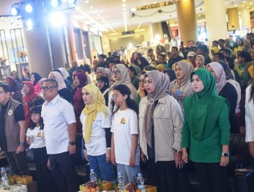 Wagub Kepri, Nyanyang Haris Pratamura  bersama Ketua BKOW Kepri Nenny Dwiyana Nyanyang, dan Ketua TP PKK Kepri Dewi Kumalasari dalam kegiatan Bakti Sosial (Baksos) Anak Berkebutuhan Khusus di One Batam Mall, Sabtu (22/11/2025). (Diskominfo Kepri)