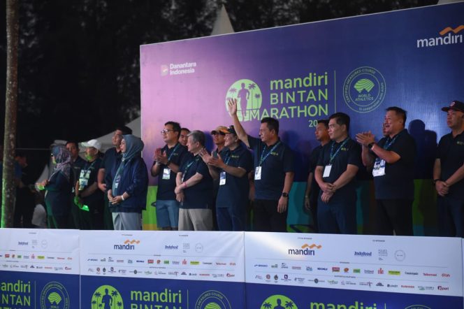 
					Suasana Gubernur Ansar saat melepas peserta Mandiri Bintan Marathon 2025  di kawasan wisata Lagoi Bay, Bintan, Minggu (09/11/2025). (Diskominfo Kepri)