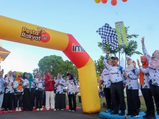Wakil Gubernur Kepri, Nyanyang Haris Pratamura saat melepas peserta Fun Walk Festival Literasi 2025 di halaman Kantor Dinas Perpustakaan dan Arsip Daerah Kepri, Basuki Rahmat, Tanjungpinang, Sabtu (1/11/2025). (Diskominfo Kepri)