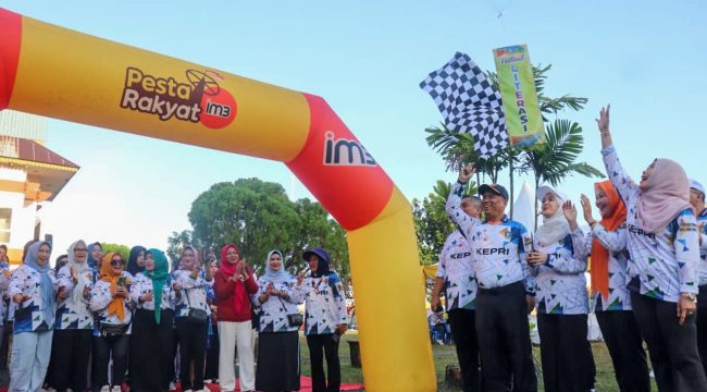 Wakil Gubernur Kepri, Nyanyang Haris Pratamura saat melepas peserta Fun Walk Festival Literasi 2025 di halaman Kantor Dinas Perpustakaan dan Arsip Daerah Kepri, Basuki Rahmat, Tanjungpinang, Sabtu (1/11/2025). (Diskominfo Kepri)