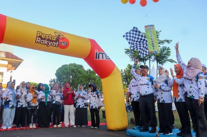 
					Wakil Gubernur Kepri, Nyanyang Haris Pratamura saat melepas peserta Fun Walk Festival Literasi 2025 di halaman Kantor Dinas Perpustakaan dan Arsip Daerah Kepri, Basuki Rahmat, Tanjungpinang, Sabtu (1/11/2025). (Diskominfo Kepri)