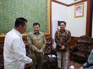 Suasana Gubernur Kepri, Ansar Ahmad dalam pertemuan bersama Deputi Bidang Perencanaan Makro Pembangunan Kementrian PPN/Bappenas, Eka Chandra Buana di Gedung Daerah Kepri, Tanjungpinang, Kamis (06/11/2025). (Diskominfo Kepri)