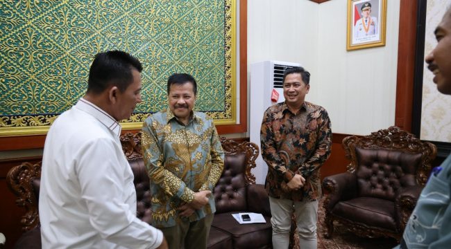 Suasana Gubernur Kepri, Ansar Ahmad dalam pertemuan bersama Deputi Bidang Perencanaan Makro Pembangunan Kementrian PPN/Bappenas, Eka Chandra Buana di Gedung Daerah Kepri, Tanjungpinang, Kamis (06/11/2025). (Diskominfo Kepri)