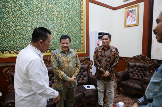 
					Suasana Gubernur Kepri, Ansar Ahmad dalam pertemuan bersama Deputi Bidang Perencanaan Makro Pembangunan Kementrian PPN/Bappenas, Eka Chandra Buana di Gedung Daerah Kepri, Tanjungpinang, Kamis (06/11/2025). (Diskominfo Kepri)