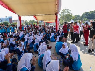 Wakil Gubernur Kepri, Nyanyang Haris Pratamura saat menyapa peserta Gebyar Pelajar Pancasila 2025, di Dataran Tugu Sirih Gurindam 12, Tanjungpinang, pada Sabtu (1/11/2025). (Diskominfo Kepri)