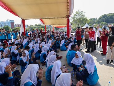 Wakil Gubernur Kepri, Nyanyang Haris Pratamura saat menyapa peserta Gebyar Pelajar Pancasila 2025, di Dataran Tugu Sirih Gurindam 12, Tanjungpinang, pada Sabtu (1/11/2025). (Diskominfo Kepri)