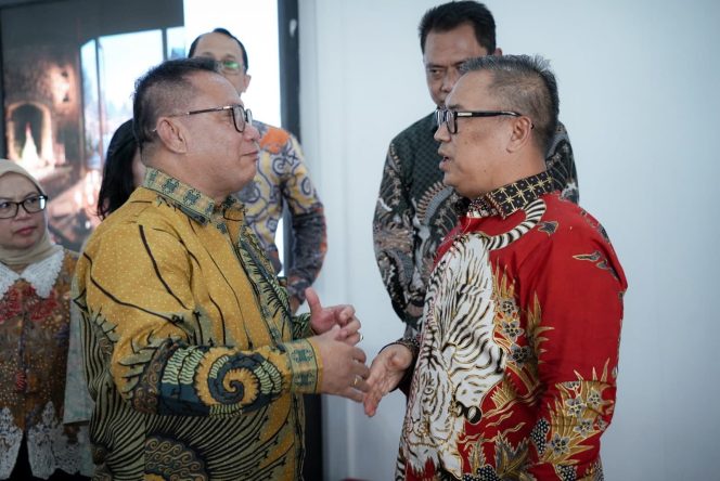 
					Wakil Gubernur Kepri, Nyanyang Haris Pratamura bersama Jajaran Direksi PT Taspen pada pertemuan di Restoran Wey Wey Seafood Harbourbay, Batam, Kamis (04/12/2025). (Diskominfo Kepri)